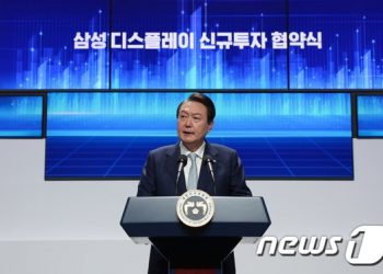 ‘MZ 직원’ 환호 받은 尹 “충남, 미래신산업 핵심 거점 육성”