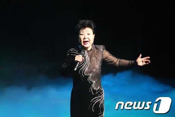 ’60년대 톱가수’ 현미 별세, ‘밤안개’ 부른 전설의 디바…故이봉조와 슬하 2남