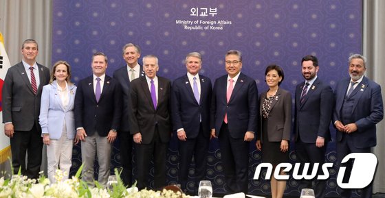 박진 “한미 글로벌 포괄적 동맹 기대”… 美하원 외교위원 만찬