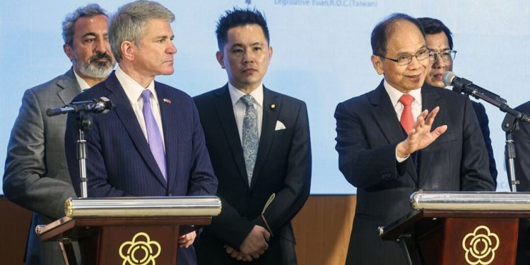 美하원 외교위원장 “대만 무기납품 가속…제3국도 판매 가능해야”