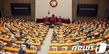 與 “의석수 줄이자” 野 “얄팍한 꼼수”…”비례 없애자” 주장도