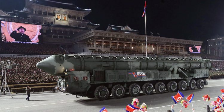北 ‘신형’ 고체연료 탄도탄 시험한 듯… ‘태양절’ 앞두고 새 무기 과시