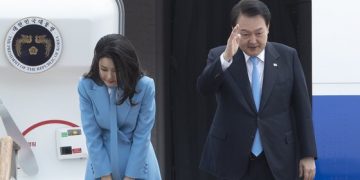 尹, 美 국빈 방문 이틀째…알링턴 국립묘지 찾아 헌화