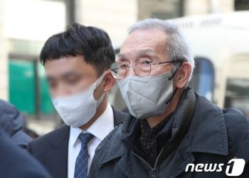 오영수 ‘강제추행 혐의’ 2차 공판… 사과 의향 등 물음에 침묵