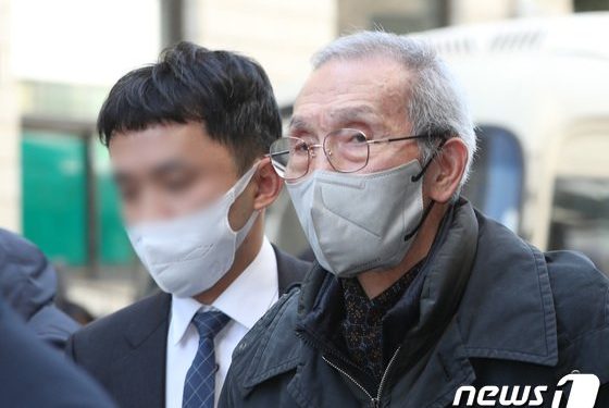 오영수 ‘강제추행 혐의’ 2차 공판… 사과 의향 등 물음에 침묵