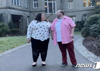 “비행기 좌석 좁아 멍들었다”…빅사이즈 커플 ‘차별 금지’ 청원