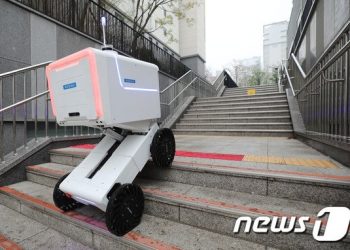 “횡단보도 건너고 계단도 척척”…현대차가 만든 배송로봇[미래on]