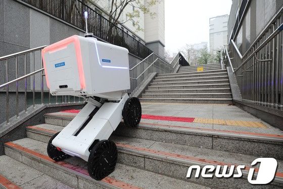 “횡단보도 건너고 계단도 척척”…현대차가 만든 배송로봇[미래on]