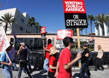 美 작가조합, 저임금 항의 총파업 돌입…미드 제작 차질