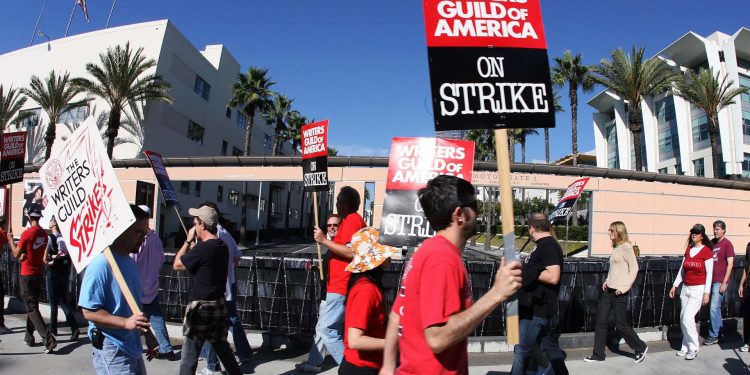 美 작가조합, 저임금 항의 총파업 돌입…미드 제작 차질