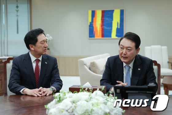 尹대통령, 與 지도부와 만찬…”당정이 함께 변화를”