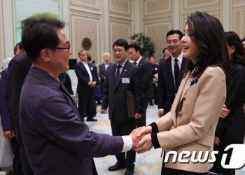 김건희 여사, 무형문화재 전승자 만나 “버팀목 역할 감사”