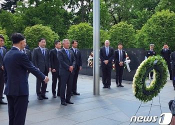 ‘尹 방미’ 동행한 정의선 회장, 한국전 참전용사 기념비 참배