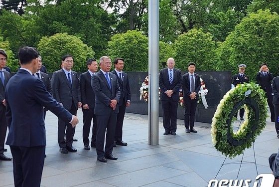 ‘尹 방미’ 동행한 정의선 회장, 한국전 참전용사 기념비 참배