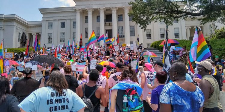 수백 명, 앨라배마 LGBTQ에 영향 줄 법안에 시위
