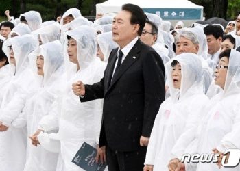 5·18 희생자 유족 손잡은 尹 “그 마음 얼마나 아프시겠나”