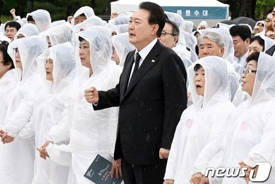 5·18 희생자 유족 손잡은 尹 “그 마음 얼마나 아프시겠나”