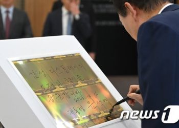 삼성·LG, 차세대 디스플레이에 65조 투자…우수인력 9천명 양성