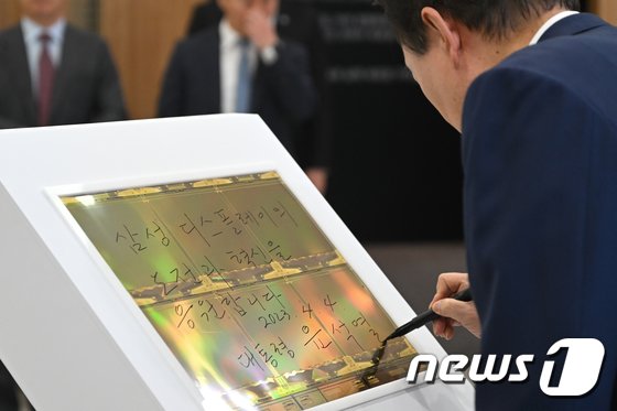 삼성·LG, 차세대 디스플레이에 65조 투자…우수인력 9천명 양성