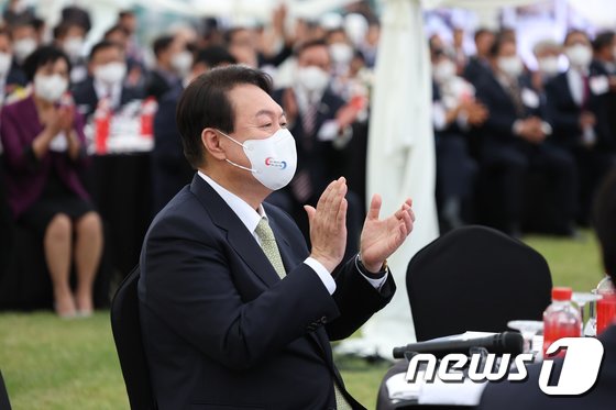 尹, 기업인 만나 “세계시장은 내 시장…두려워 할 이유 없어”