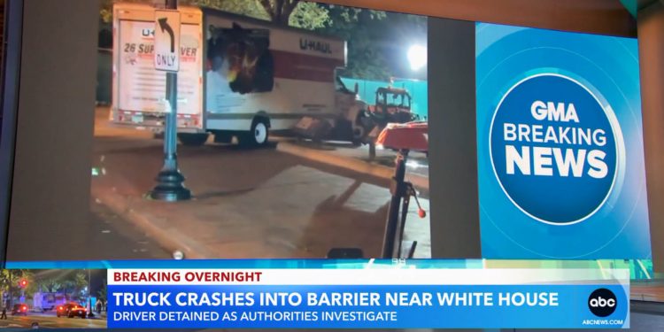 美 백악관 근처 보안장벽 트럭으로 ‘쿵’…현장서 나치 깃발 발견돼