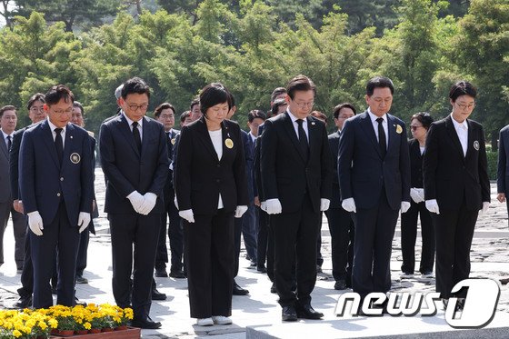 여야, 盧 14주기 총집결…”민주주의 퇴행” “돈으로 오염” 공방도