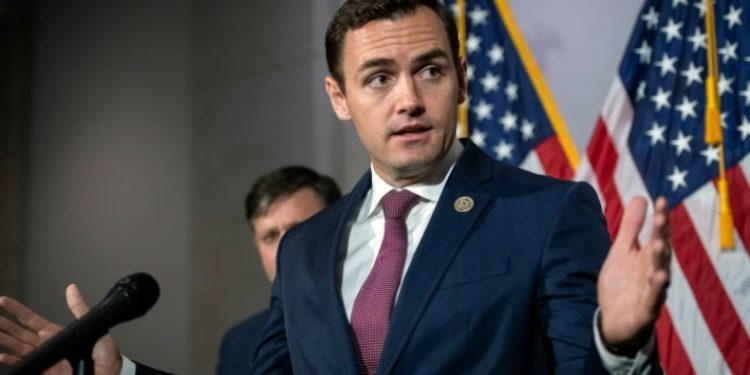 美하원 中특위위원장 “韓업체, 中서 마이크론 빈자리 채워선 안돼”