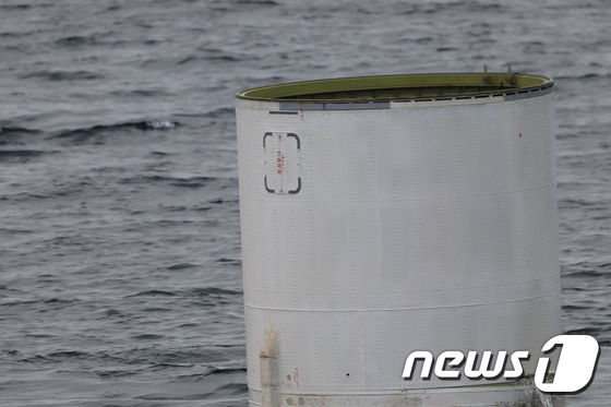 ‘서해 추락’ 北발사체에 ‘점검문-13’ 붉은 글씨… 軍 수색 계속