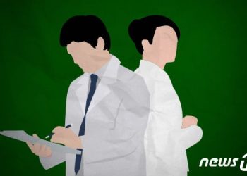 “약국 진열장에 왜 스마트폰이?”…치마 속 불법촬영 약사 현행범 체포