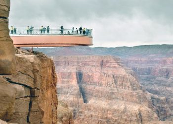 美그랜드캐니언 스카이워크 걷던 33세男, 1200m 아래 추락사