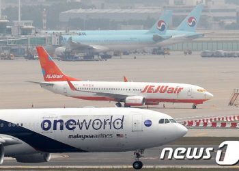 3만피트 상공서 “답답하다” 여객기 비상문 열려고 한 10대 영장