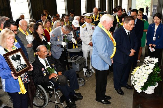 美 6·25참전용사·유가족 전쟁기념관 방문… “기억해줘 감사”