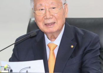 고향마을 주민·동창들에 1억씩…총 1400억 나눠준 이중근 부영 회장