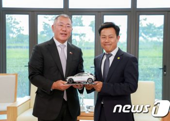 하노이 국립대 총장 만난 정의선…”해외석학 초빙 돕겠다”