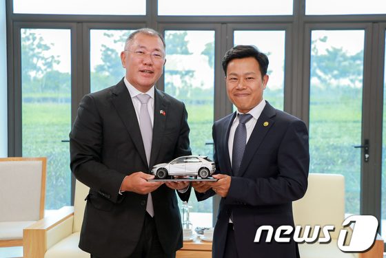 하노이 국립대 총장 만난 정의선…”해외석학 초빙 돕겠다”