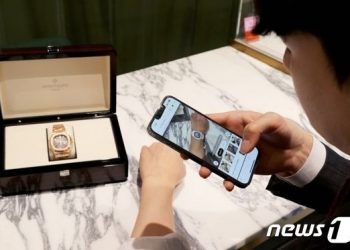 AR로 명품시계 차 보고, AI가 만들어 준 화장품 산다