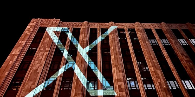 머스크, 트위터 로고 바꾼다…”내일 모든 새들과 작별”