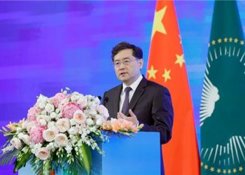 중국, ‘사라진’ 친강 외교부장 해임…왕이 다시 임명