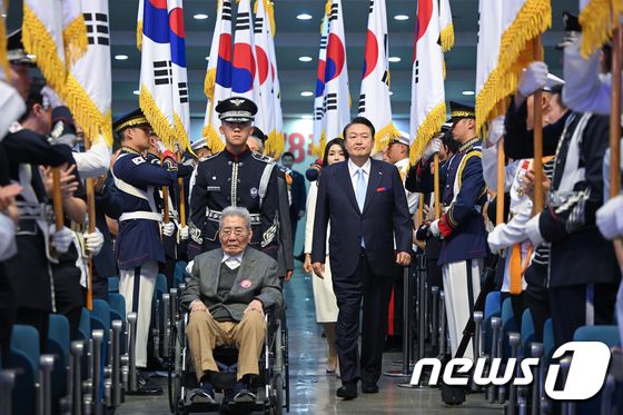 윤 광복절 경축사 ‘자유’ 27회 언급…애국지사에 한산모시