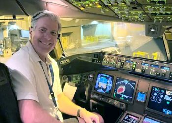 하와이로 휴가갔는데 조종대 잡은 파일럿…300명 승객 탈출시켜