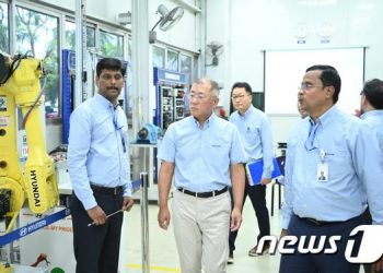 휴가 끝나자 찾은 건 ‘미래 먹거리’…美·인도 달려간 정의선·구광모