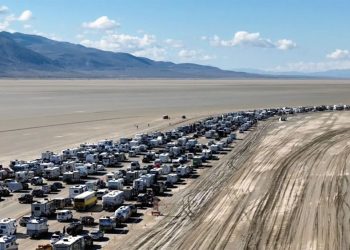 사막에 갇혔던 7만명 탈출 러시, 차량행렬 장관