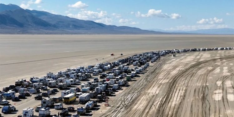 사막에 갇혔던 7만명 탈출 러시, 차량행렬 장관