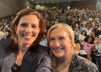 교수 된 힐러리 첫 강의부터 북새통… “테일러 스위프트 콘서트인 줄”