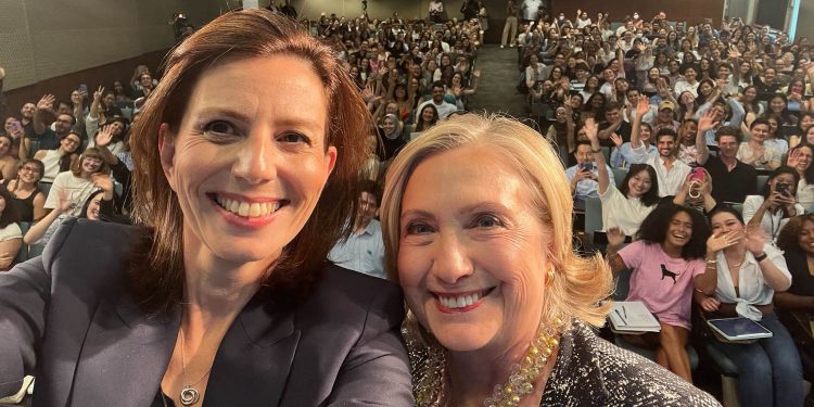 교수 된 힐러리 첫 강의부터 북새통… “테일러 스위프트 콘서트인 줄”