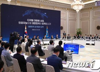 윤 대통령 “가짜뉴스 AI 이용해 확산하면 미래세대 망칠 수 있어”