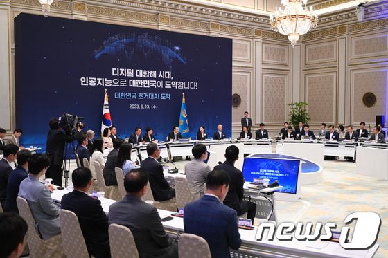 윤 대통령 “가짜뉴스 AI 이용해 확산하면 미래세대 망칠 수 있어”