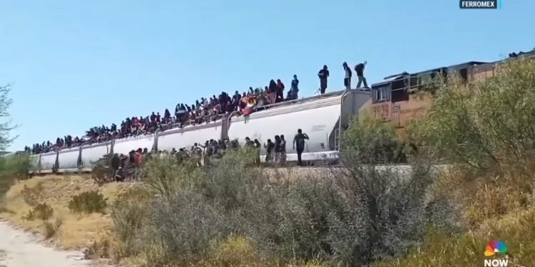 “하루에 9000여명 국경에 몰려”…미국, 이민자 급증 현상과 씨름 중