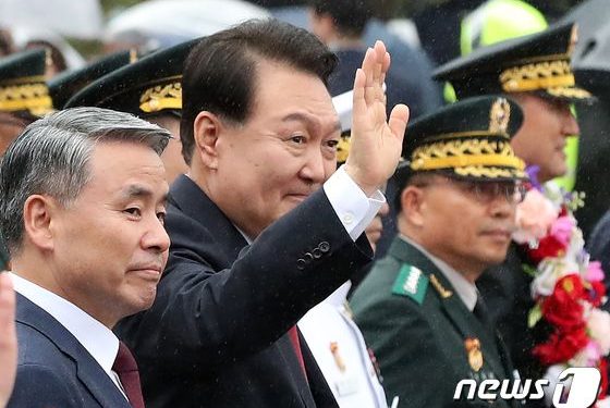 윤 대통령, 육군 특전대 향해 ‘엄지척’…국군의날 첫 시가행진