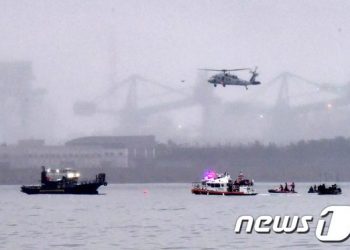 포항 앞바다서 침수 신형장갑차 실종자 2명 구조…병원이송